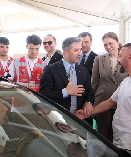 Gurbetçileri Kapıkule'de Karşılayan Zafer Sırakaya: "Memleketinize Hoş Geldiniz"