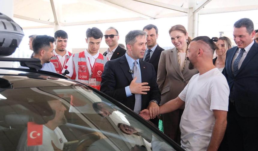Gurbetçileri Kapıkule'de Karşılayan Zafer Sırakaya: "Memleketinize Hoş Geldiniz"